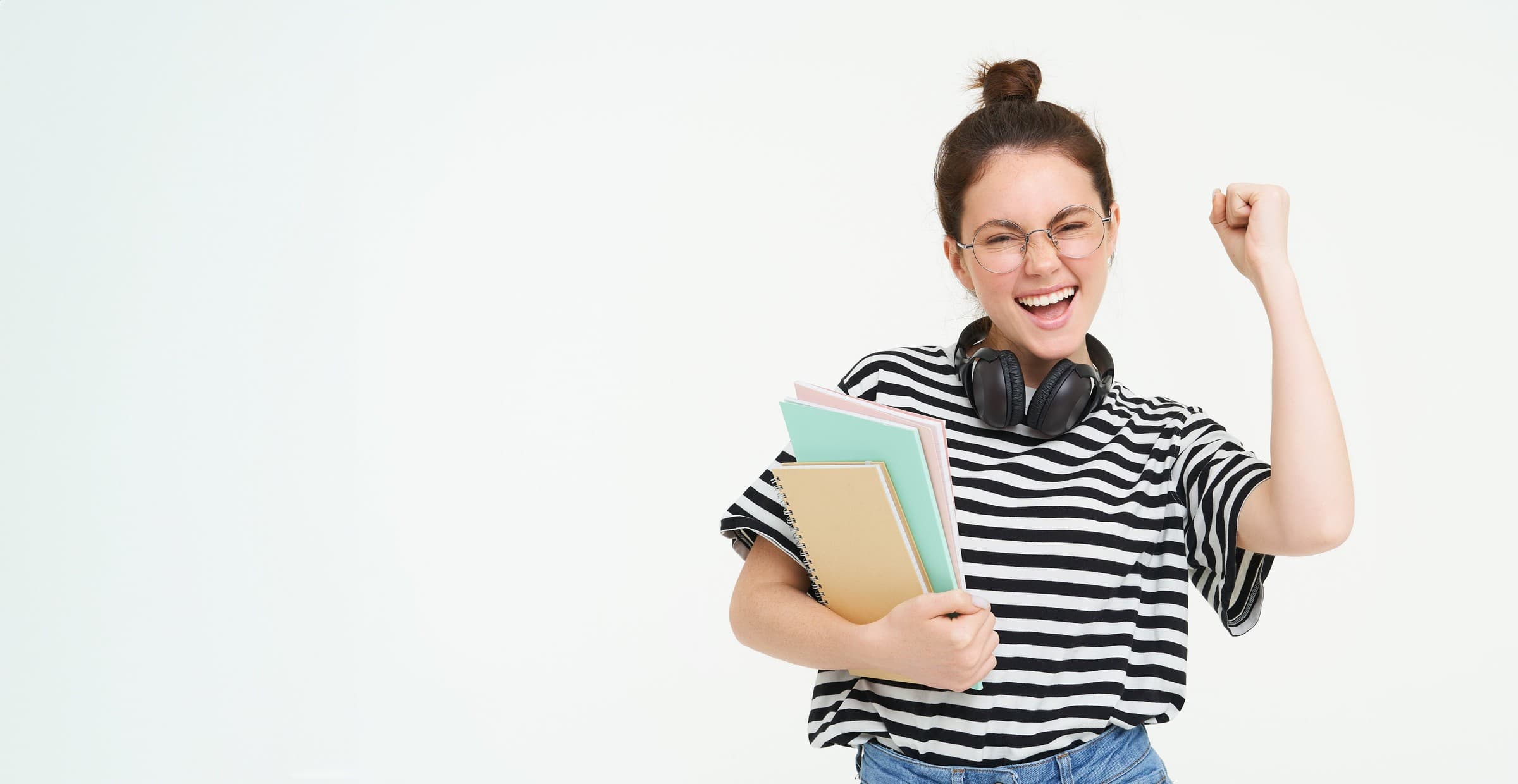 Estudiante celebrando sus resultados académicos en Alpha Centro de Estudios, Málaga